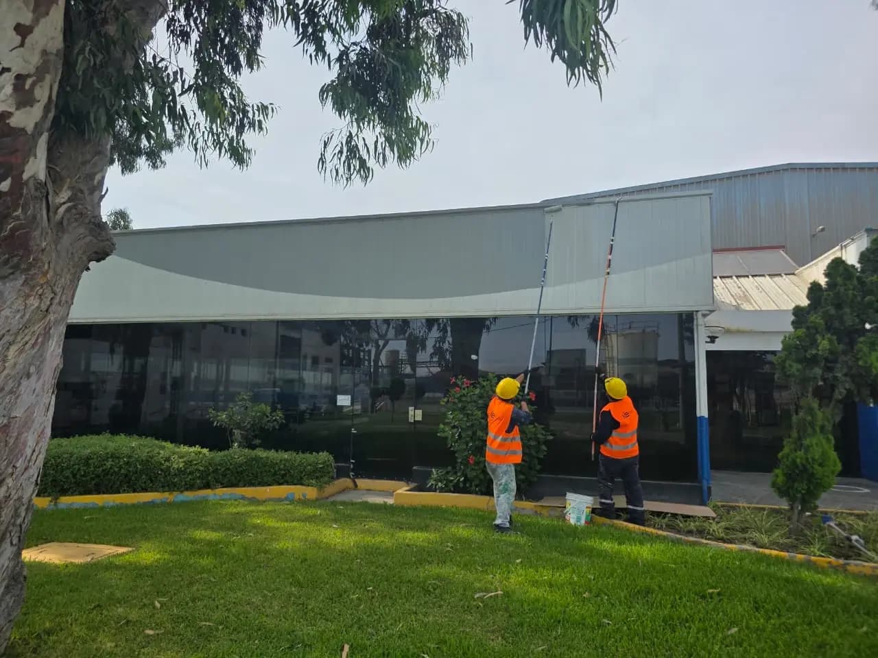 Limpieza de cobertura y fachada de nave industrial