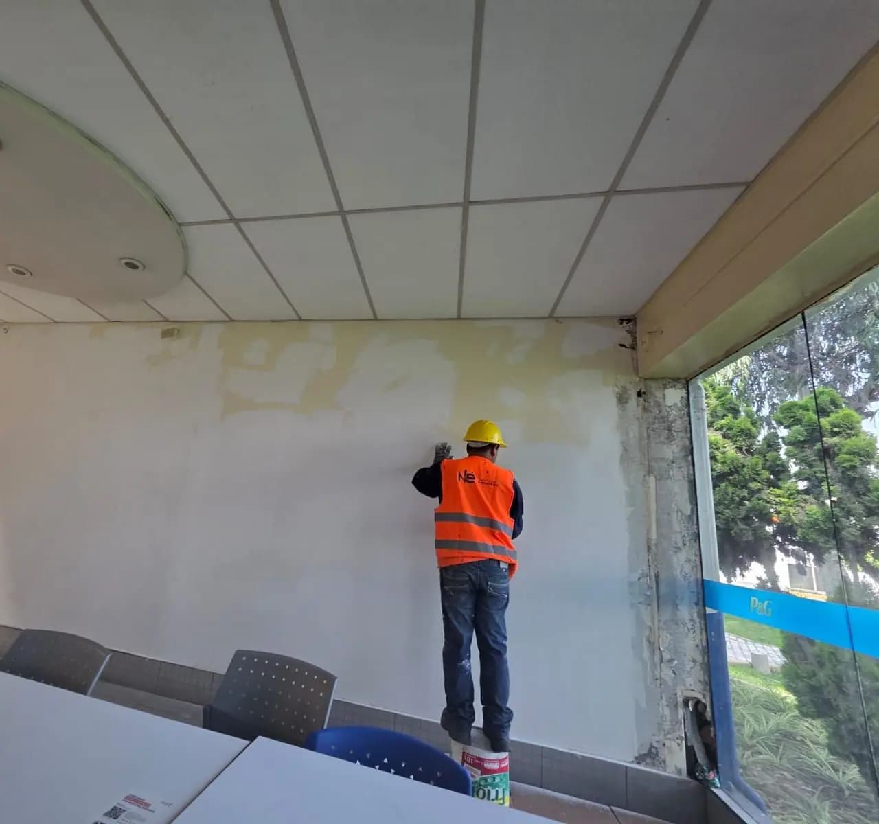 Preparación de muros para pintura en un ambiente interior