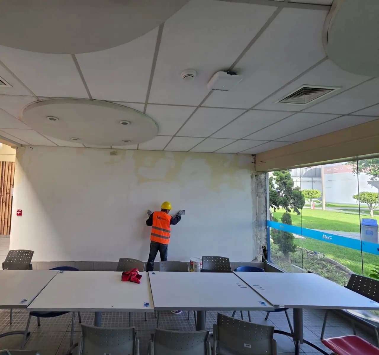 Resane y preparación de muros en ambientes interiores