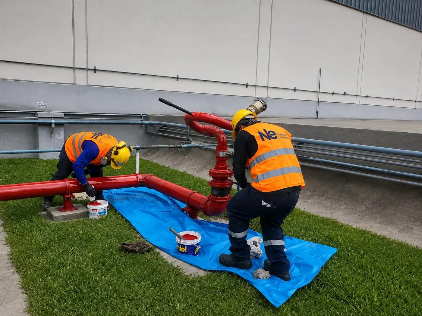 Técnicos de N&E Servicios Generales en mantenimiento de tuberías de una planta industrial